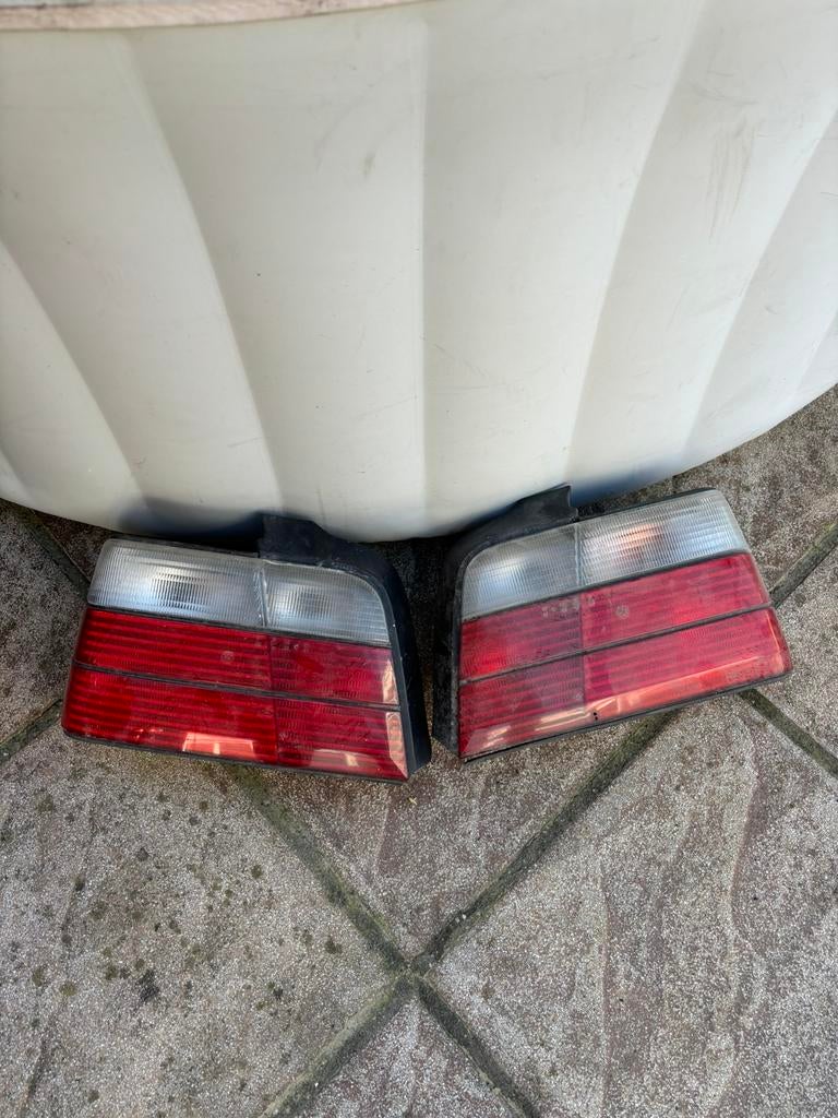 Bmw E36 sedan achterlichten, Ophalen