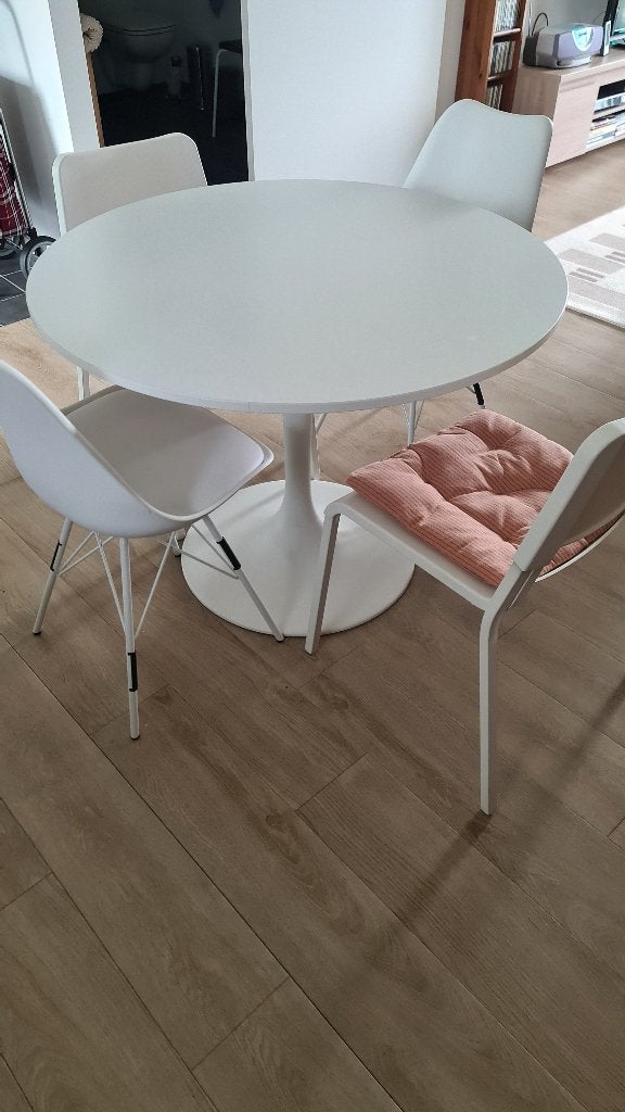 Witte ronde tafel/2 witte stoelen, Ophalen, Zo goed als nieuw
