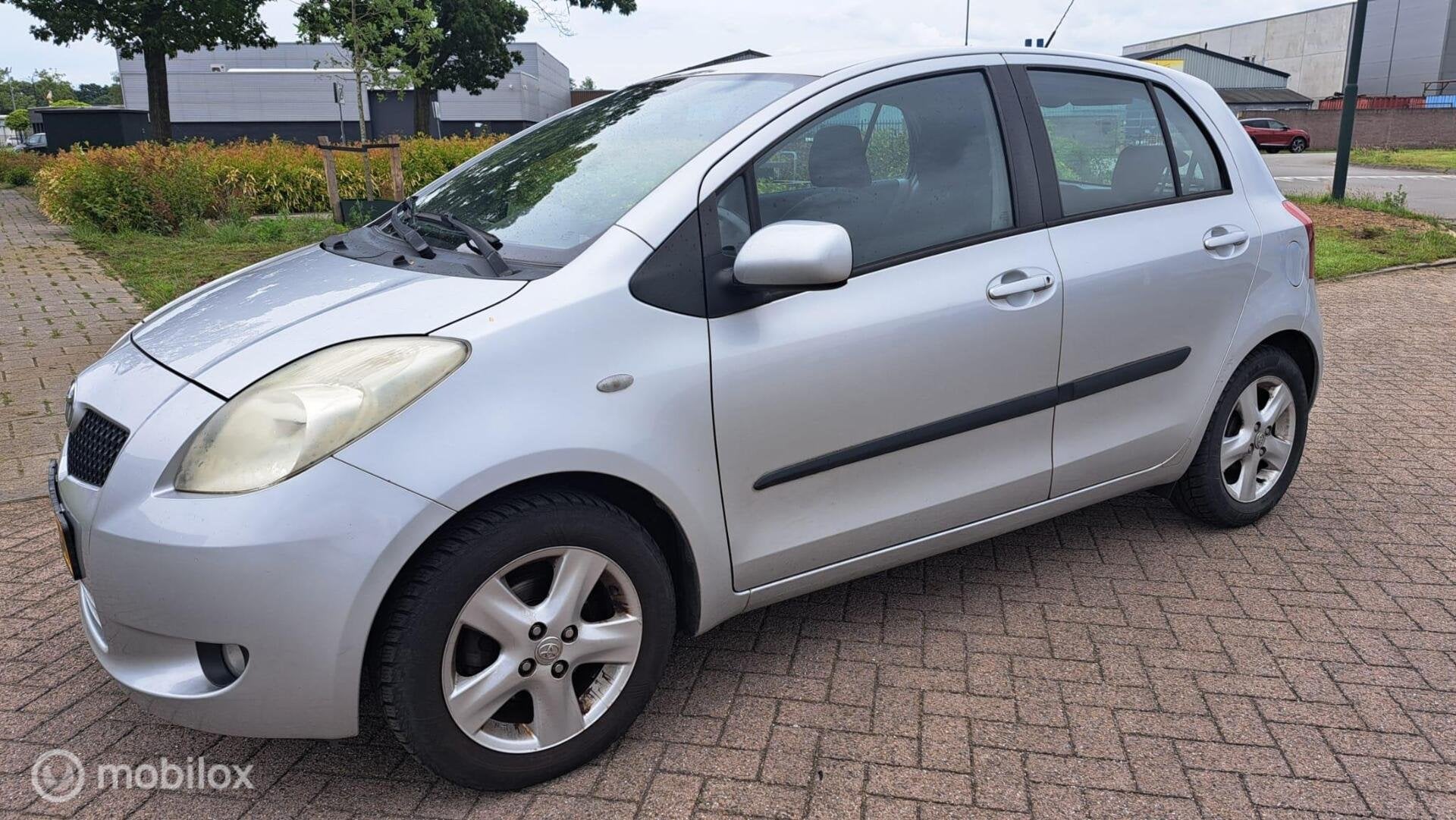 Toyota Yaris 1.3 VVTi Sol MMT Automaat, Auto's, 4 cilinders, 5 zetels, 5 deurs, Zilver of Grijs