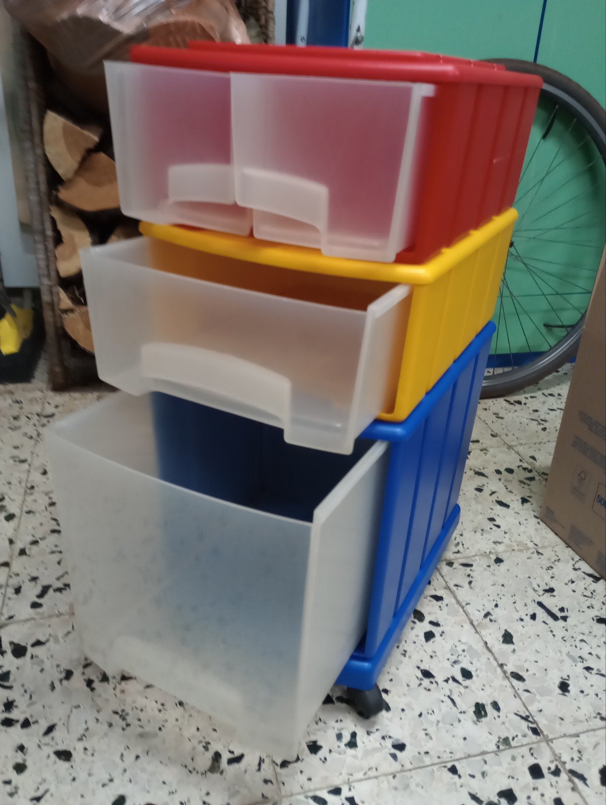 Stapelbakken op wieltjes, Ophalen, Minder dan 50 cm, Gebruikt, 3 of 4 laden