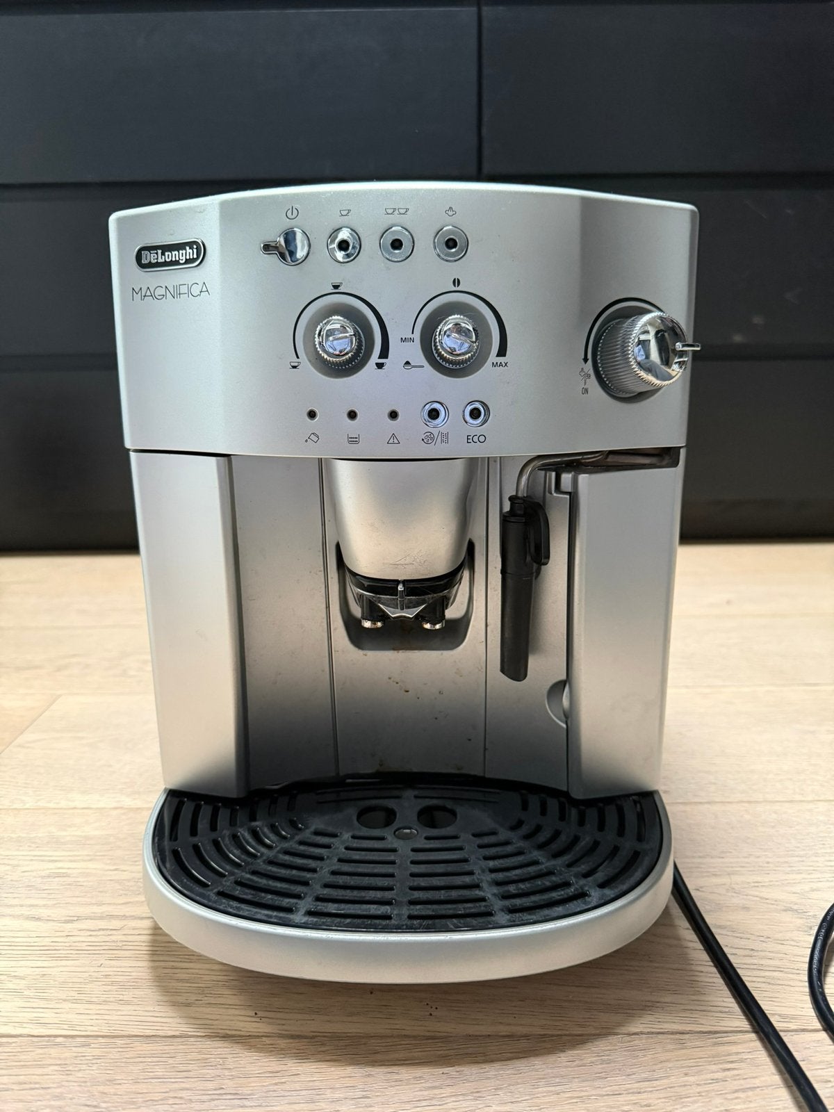 *€100* Volautomatisch koffieapparaat van DeLonghi Magnficia,, Elektronische apparatuur, Koffiezetapparaten, Ophalen, Gebruikt