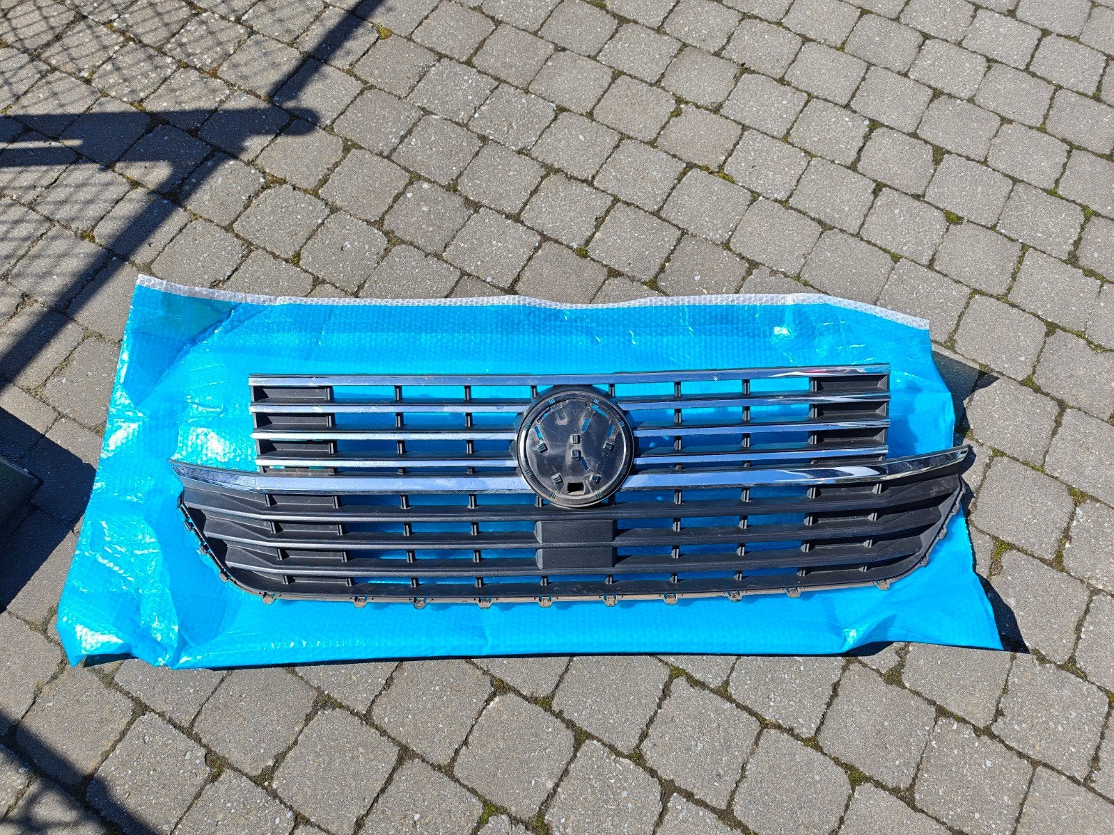 Grille Volkswagen California ou Transporter.
Emblème inclus., Enlèvement, Avant, Volkswagen