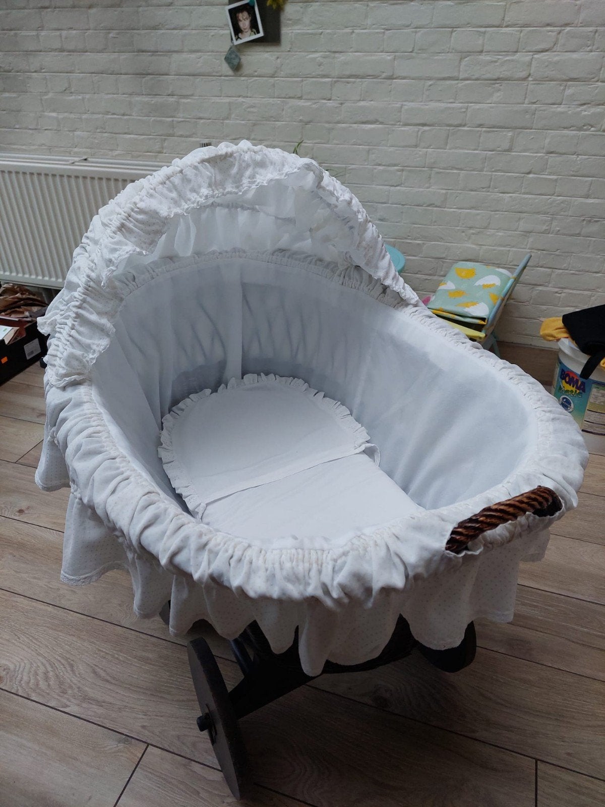 Babywieg op wieltjes in hout en riet, Kinderen en Baby's, Babywiegjes en Ledikanten, Ophalen