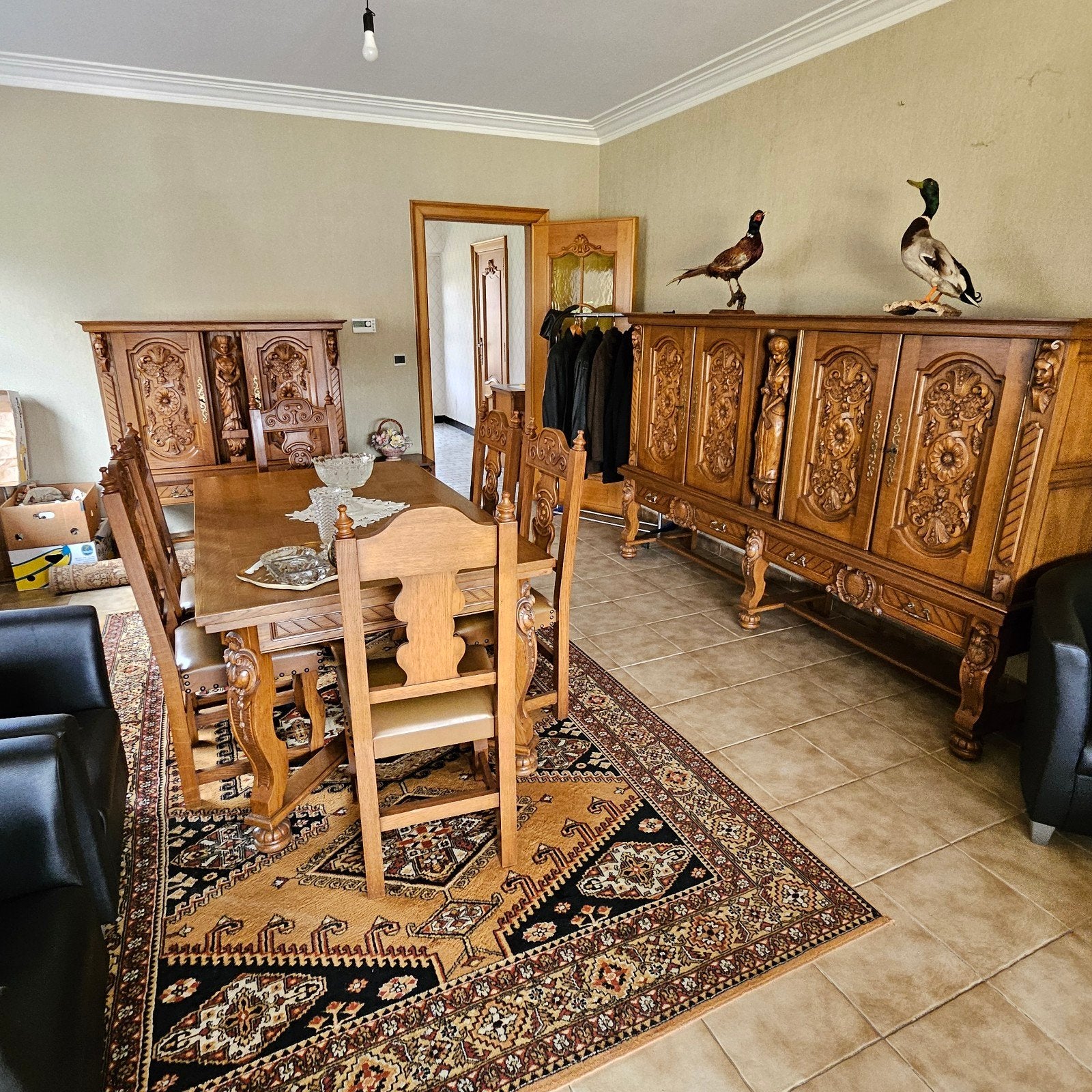 Prachtige klassieke eetkamer in massief hout!
Mooie en stij, Ophalen
