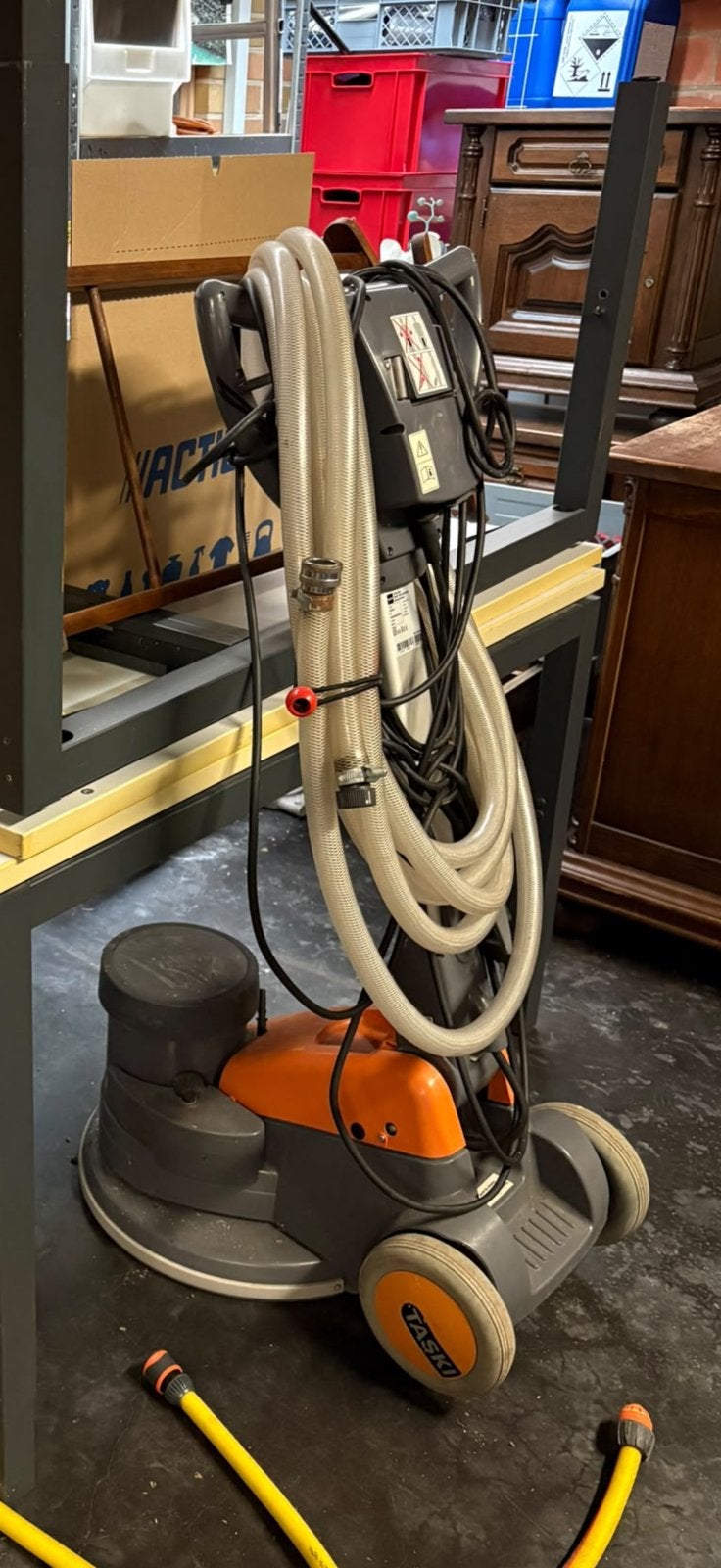 Taski schrobmachine slecht 2 keer gebruikt, Bricolage & Construction, Enlèvement ou Envoi, Comme neuf, Machine de nettoyage à brosse