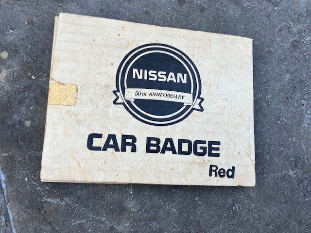 BADGE ROUGE POUR LE 50E ANNIVERSAIRE DE NISSAN. NOUVEAU, Enlèvement ou Envoi, Neuf, Voitures