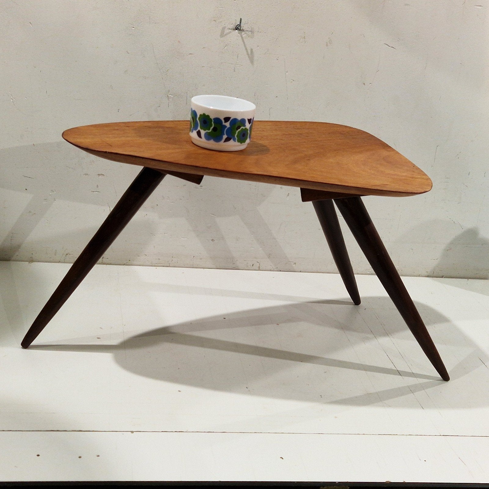 mid Century houten tripod bijzettafeltje,  naar philip loyd, Antiek en Kunst, Ophalen of Verzenden