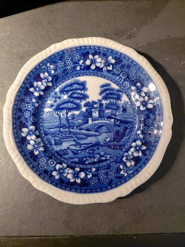 Jolie petite assiette en porcelaine ancienne, Enlèvement ou Envoi