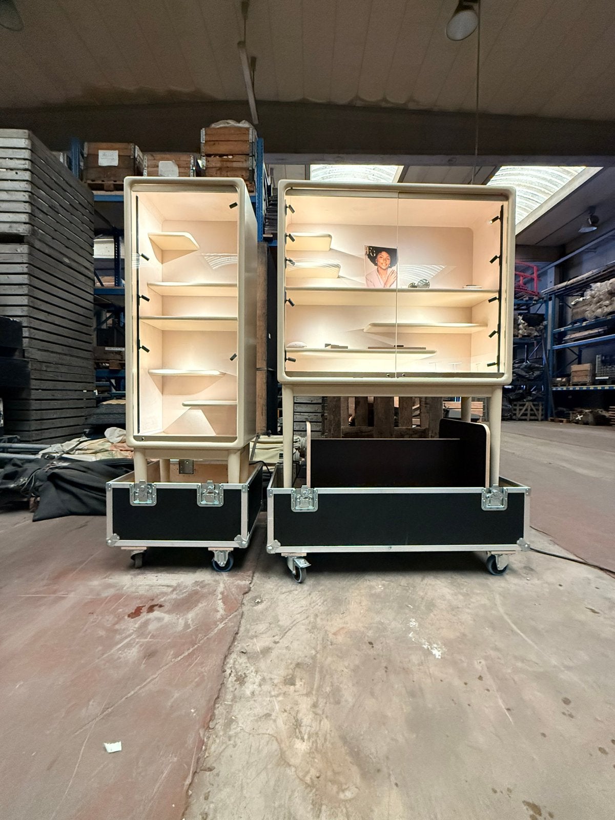 Set van 2 juwelenvitrines met LED-verlichting in flightcases, Ophalen, Met plank(en), 100 tot 150 cm, Zo goed als nieuw