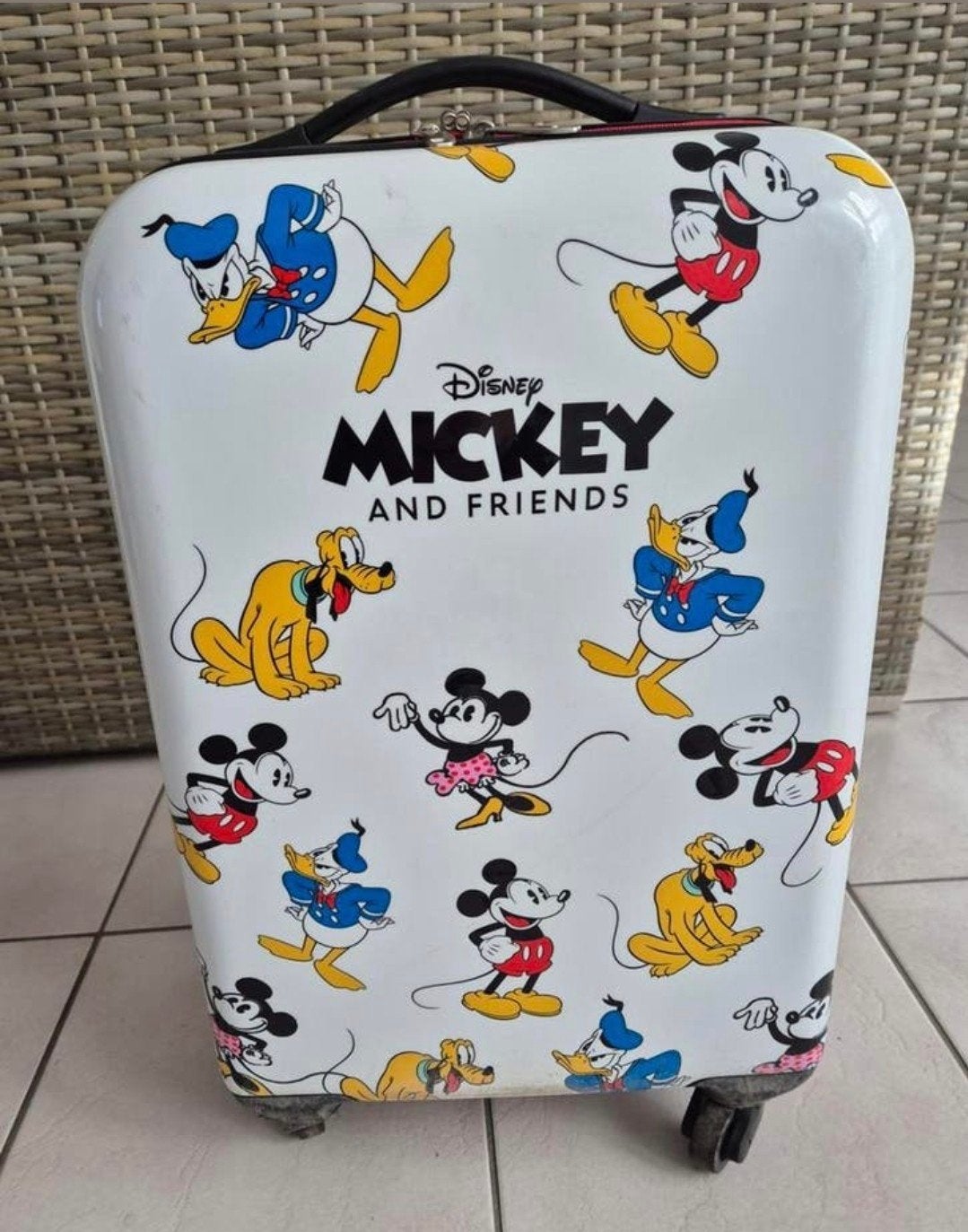 Valise et trousse de voyage Mickey et ses amis.
47 de hauteu, Enlèvement