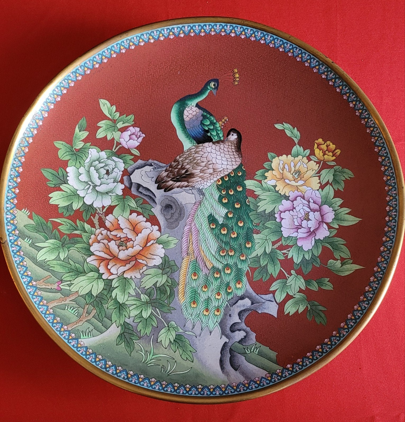 Een groot, decoratief Chinees cloisonnébord, Ophalen