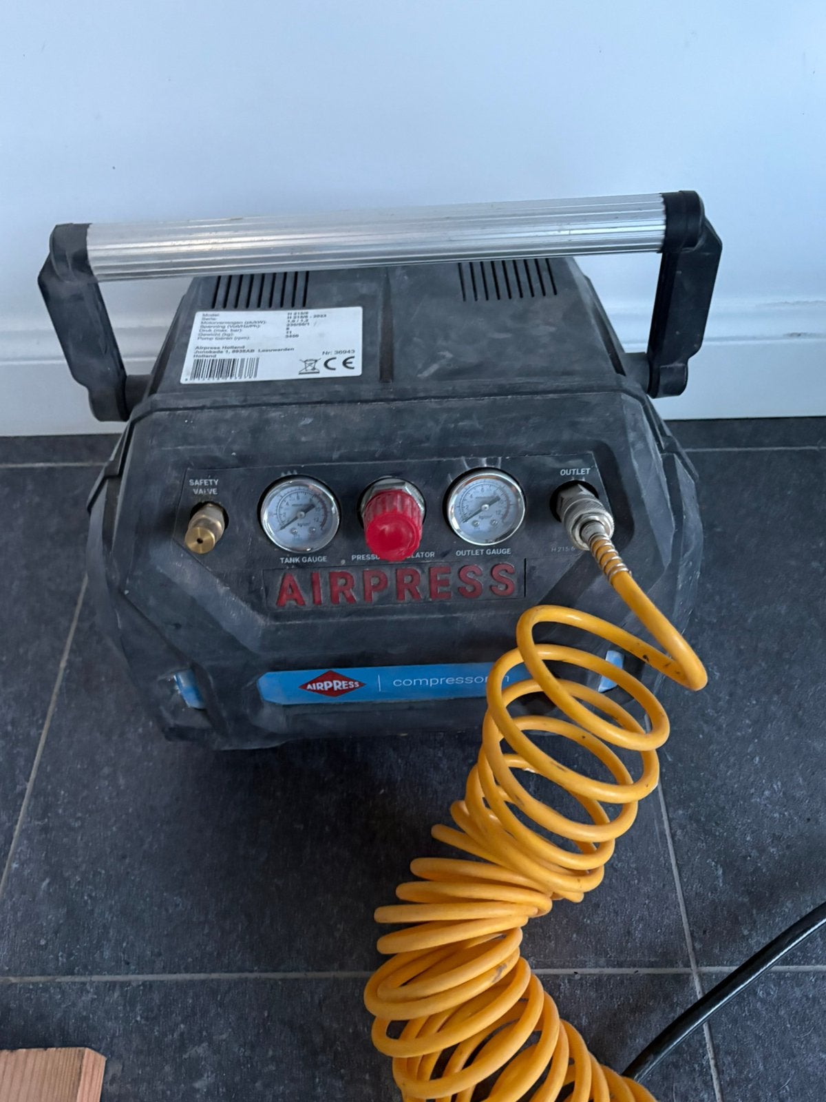 Compresseur avec tuyau et accessoire de gonflage, Bricolage & Construction, Compresseurs, Enlèvement, Utilisé