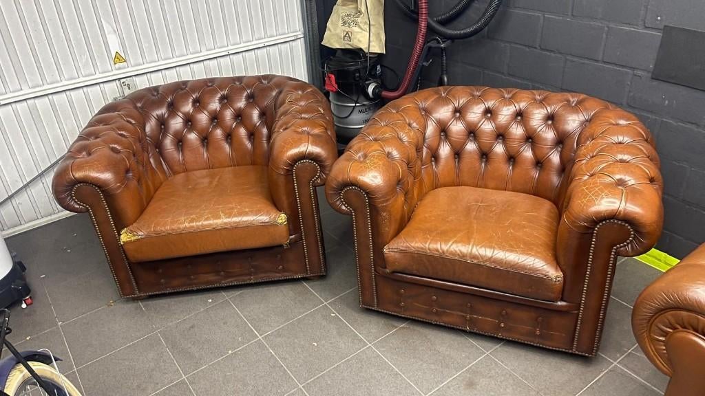 Twee Chesterfield fauteuils, bruin leer., Ophalen, Gebruikt, Leer