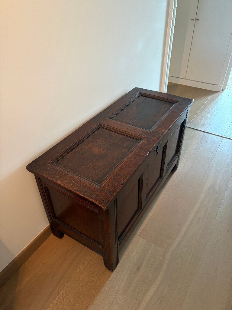 boîte en bois ancienne avec clé — 110,5 cm de large, 25 à 50 cm, Comme neuf, Enlèvement, Autres essences de bois