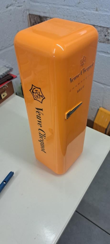 Veuve Clicquot Brut Yellow Label Champagne with Fridge Box, Verzamelen, Wijnen, Ophalen of Verzenden, Zo goed als nieuw, Frankrijk