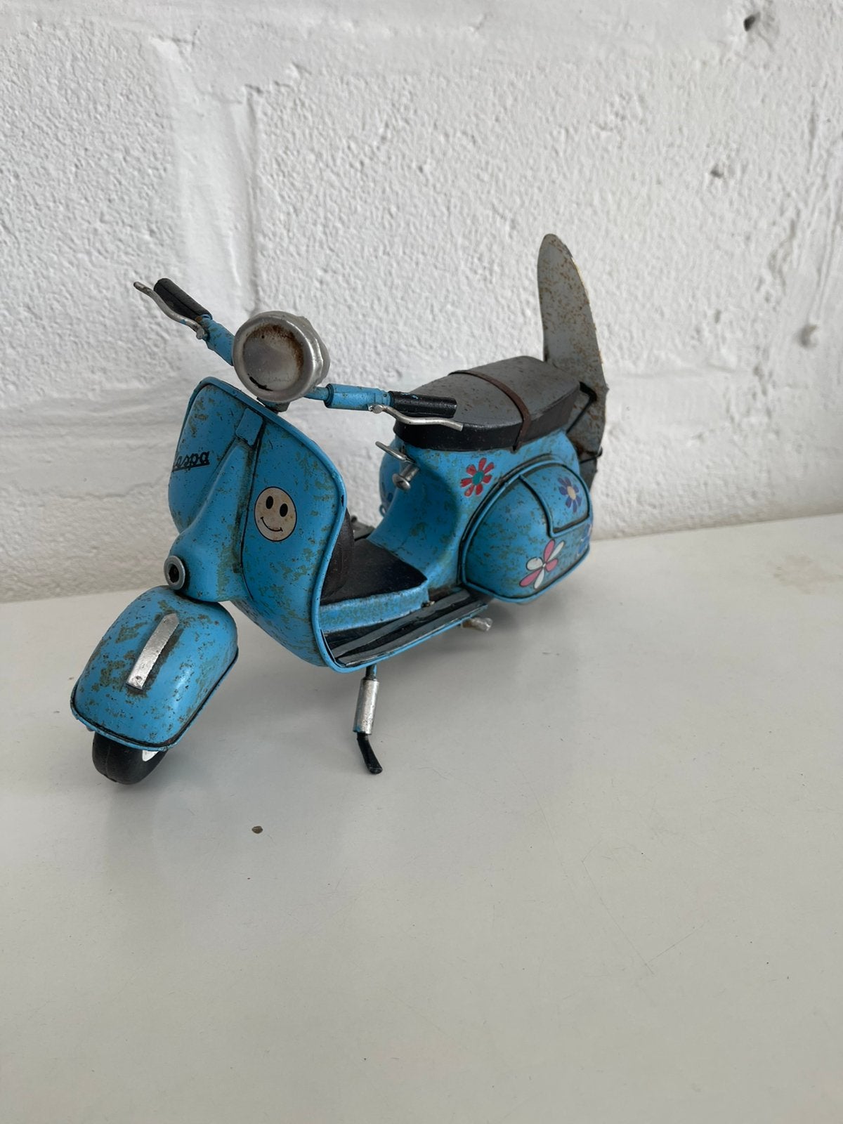 Retro Scooter met Surfboard – Vintage Flowerpower Decoratie, Ophalen
