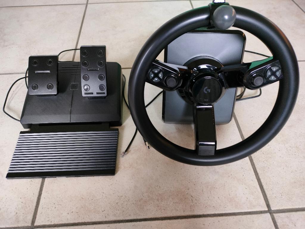Gaming stuur en pedalen, Logitech, Enlèvement, Utilisé, Volant de course