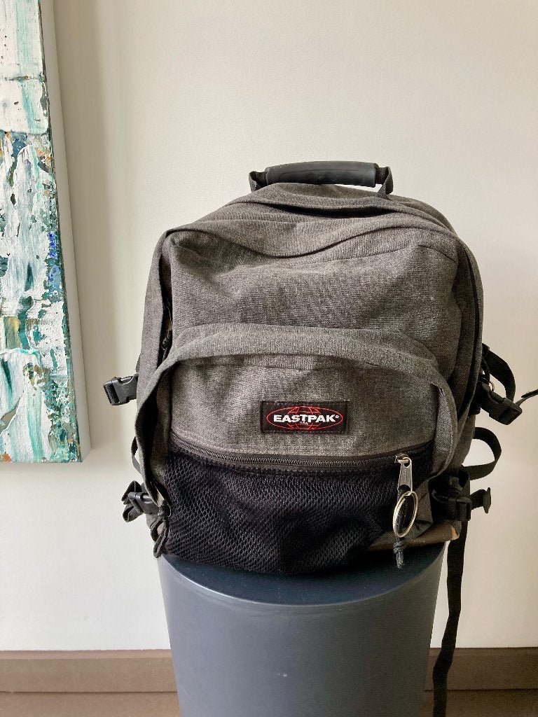 Eastpak Ultimate Donkergrijs in topconditie 42l, 25 à 40 cm, Comme neuf, Eastpak, 30 à 45 cm
