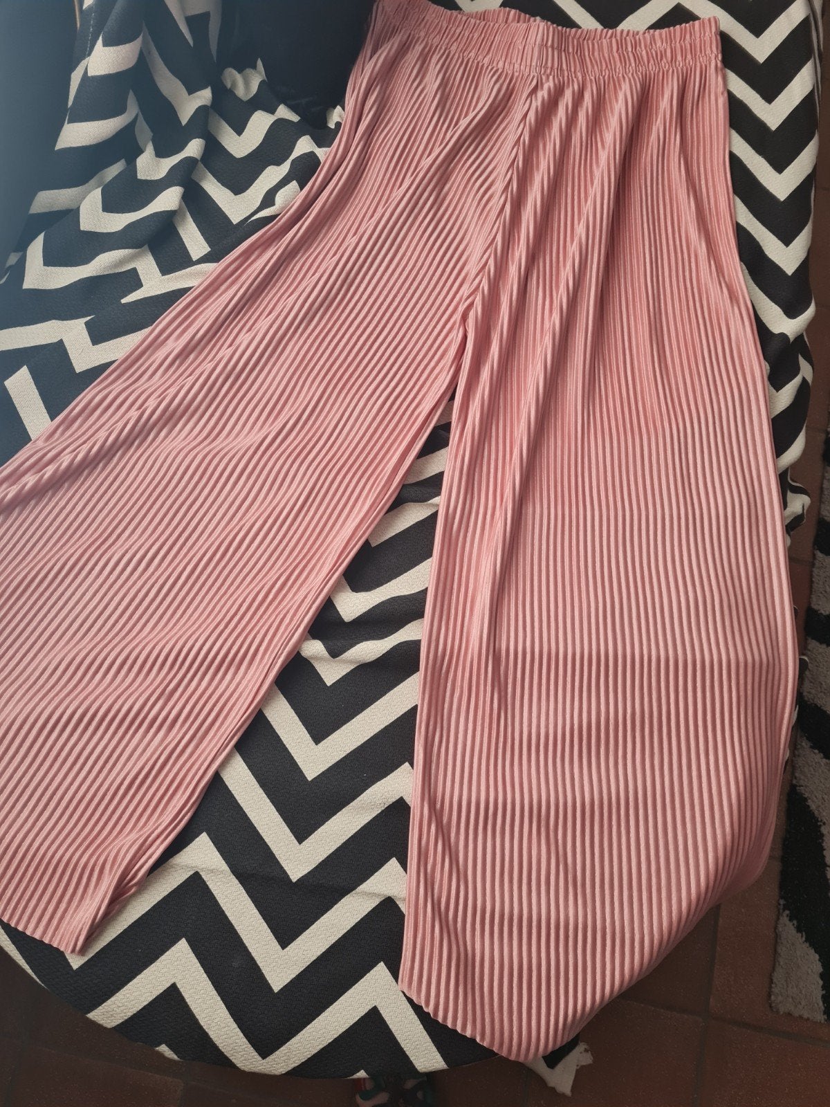 Mooie roze broek met ribbel wijde pijpen M, Kleding | Dames, Broeken en Pantalons, Ophalen of Verzenden, Roze