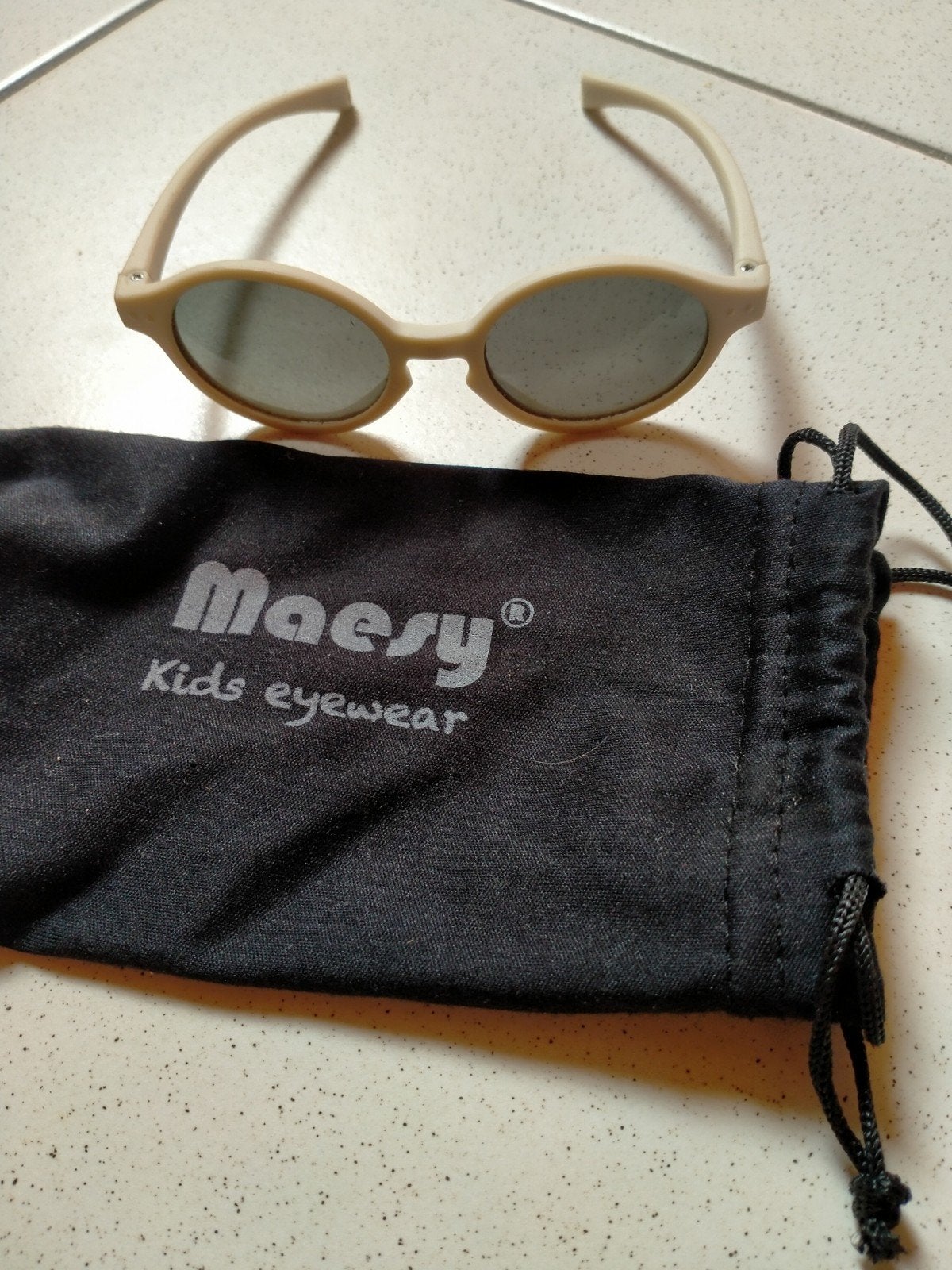 Zonnebril baby 0 - 1 jaar, Kinderen en Baby's, Babymode-accessoires, Ophalen, Zo goed als nieuw, Maesy
