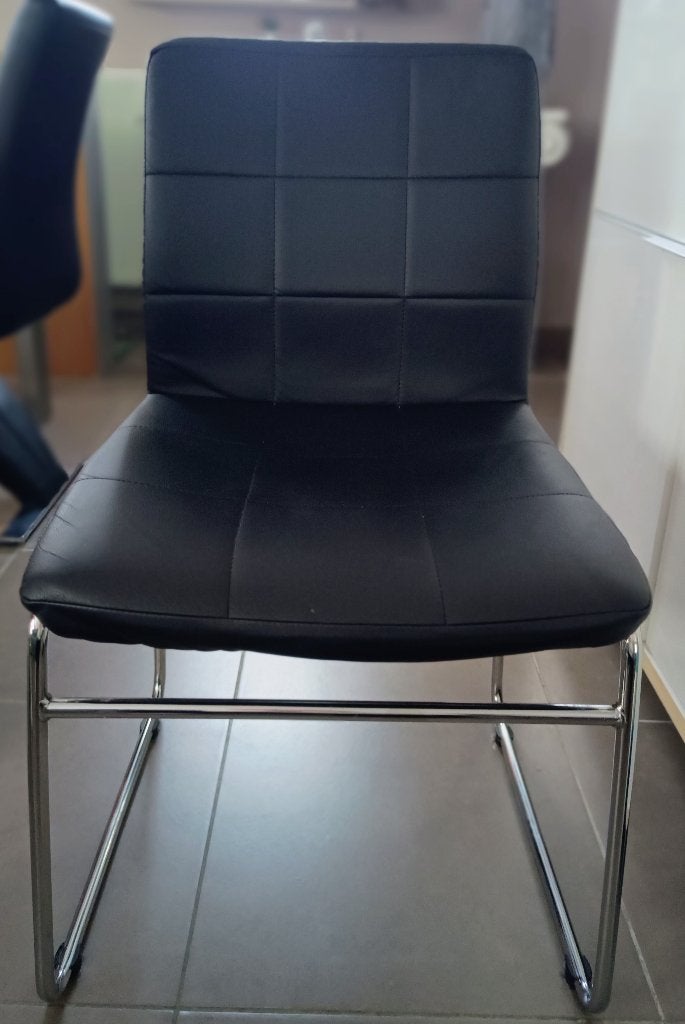 Set van 4 x zwarte kunstleren stoelen op stalen poten, Huis en Inrichting, Stoelen, Ophalen, Gebruikt, Zwart, Kunststof