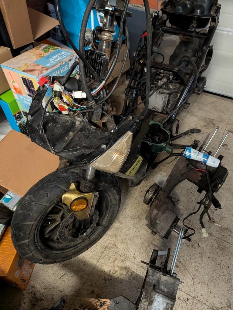 GTS Naked met deel 1 en 2 B klasse, Fietsen en Brommers, Ophalen