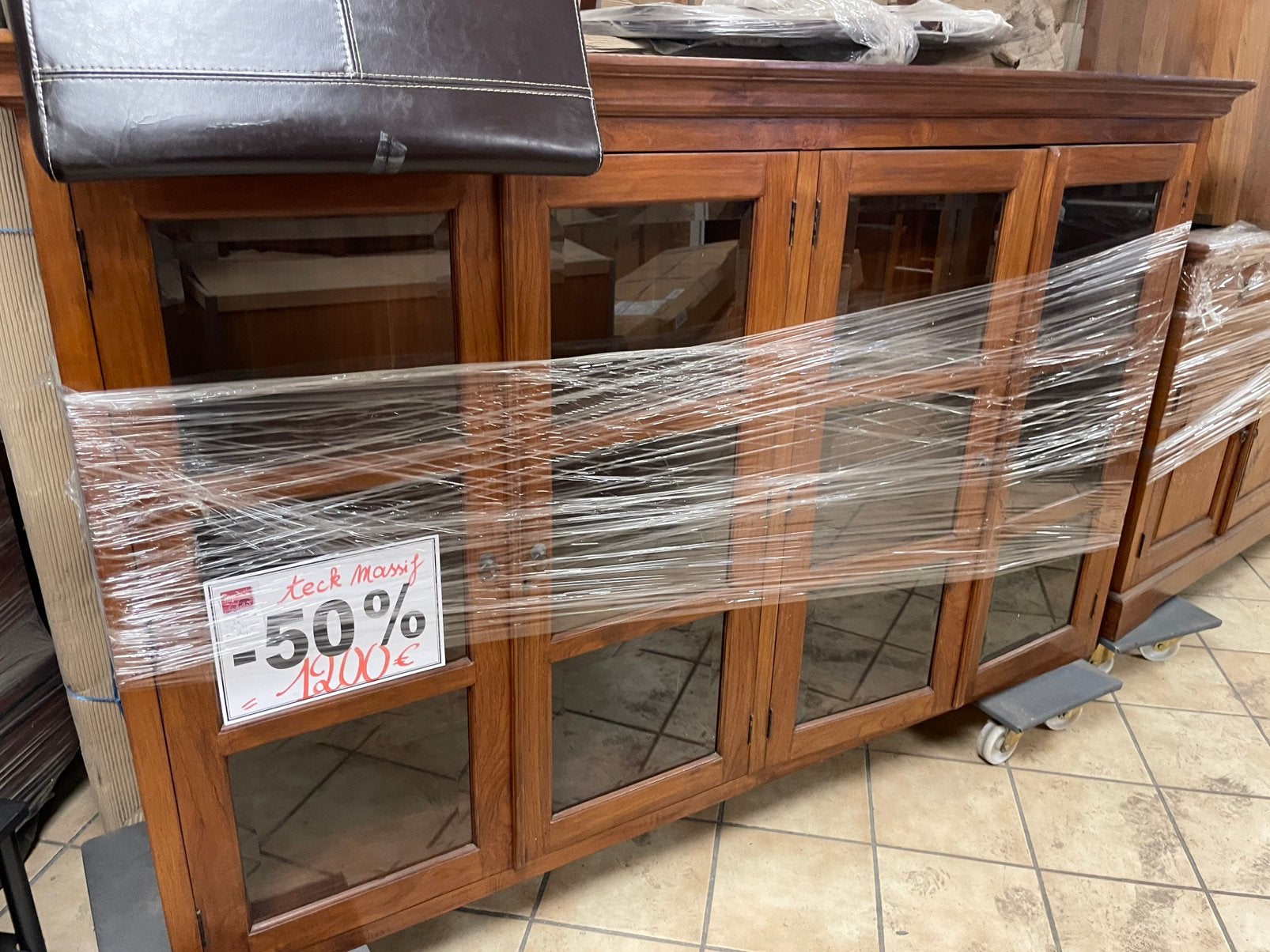 MOBILIER D’OCCASION EN GROS – BUFFETS, TABLES, CHAISES ET +, Enlèvement