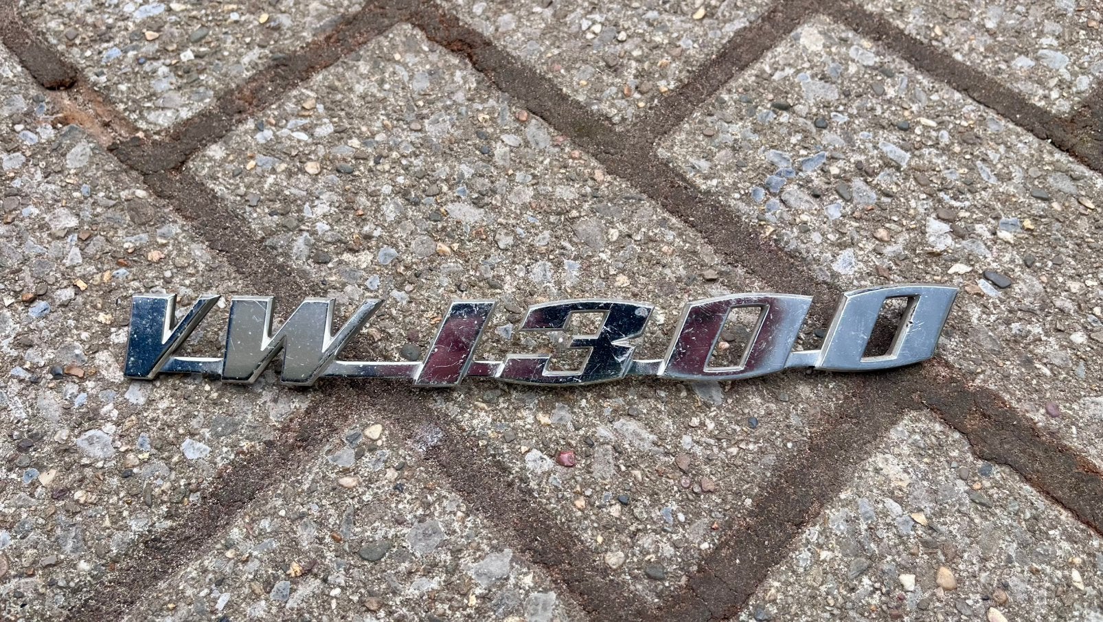 Volkswagen 1300 badge, Ophalen of Verzenden, Zo goed als nieuw
