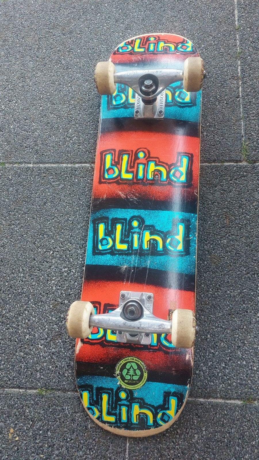 Skateboard rouge-bleu, Enlèvement, Skateboard