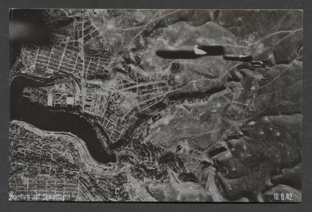 WOII foto: bommen op Sewastopol 10-6-1942 vanuit bommenwerpe, Verzenden, Luchtmacht, Foto of Poster