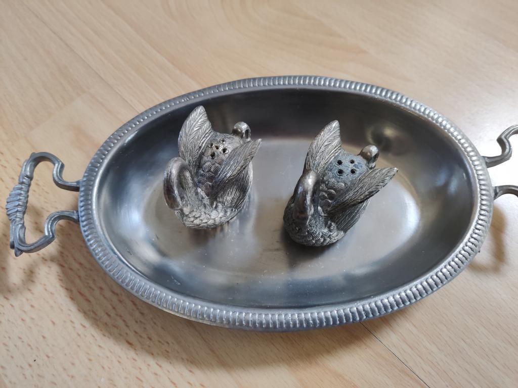 Plat en étain avec poivre en étain et salière, Enlèvement