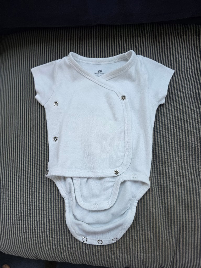 Rompertjes H&M met korte mouwen en overslag - Maat 62, Kinderen en Baby's, Babykleding | Maat 62, Ophalen, Zo goed als nieuw