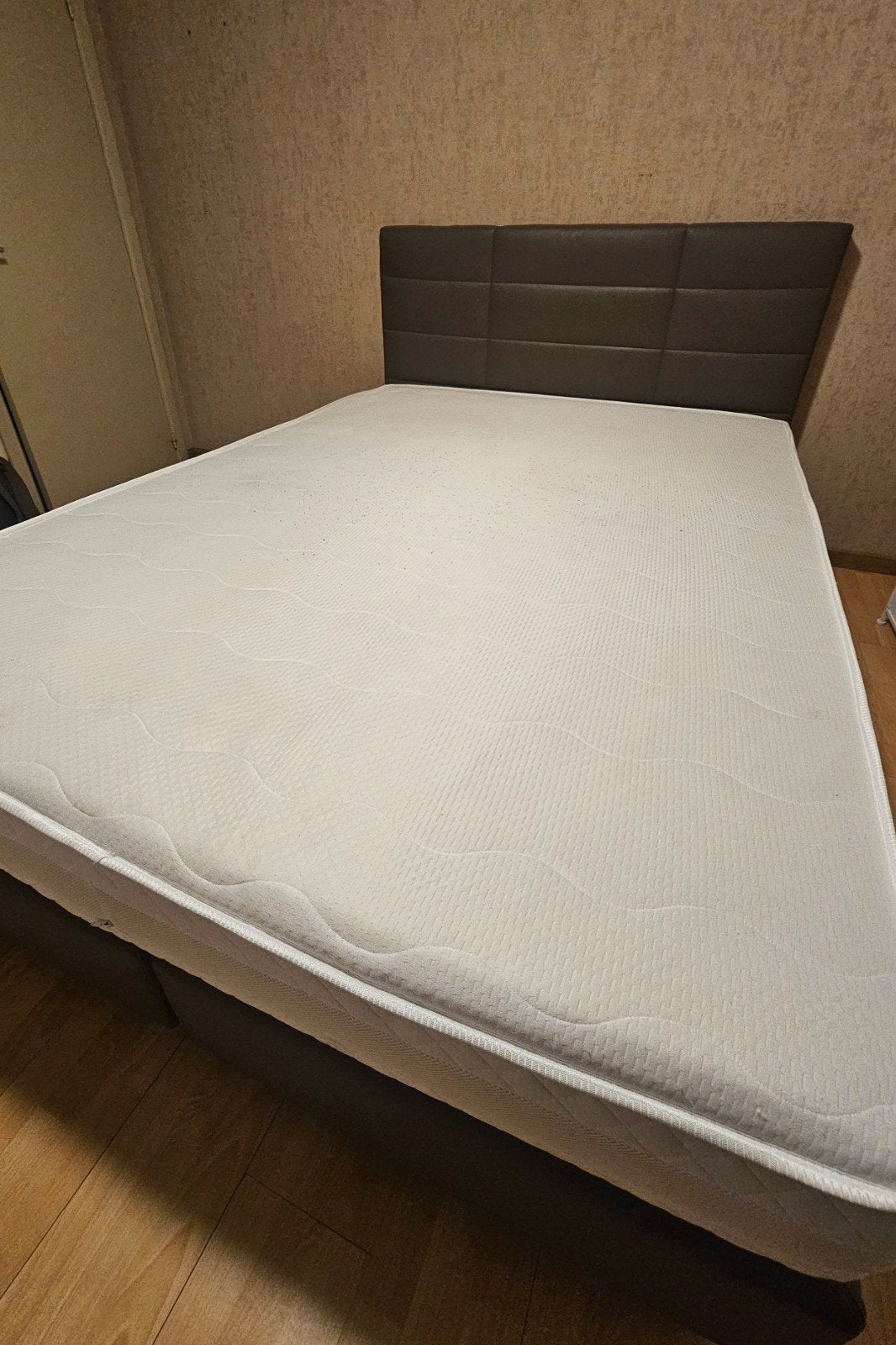 Sommier en similicuir brun 160x220 avec matelas et tête de l, Neuf, Brun, Enlèvement, Deux personnes