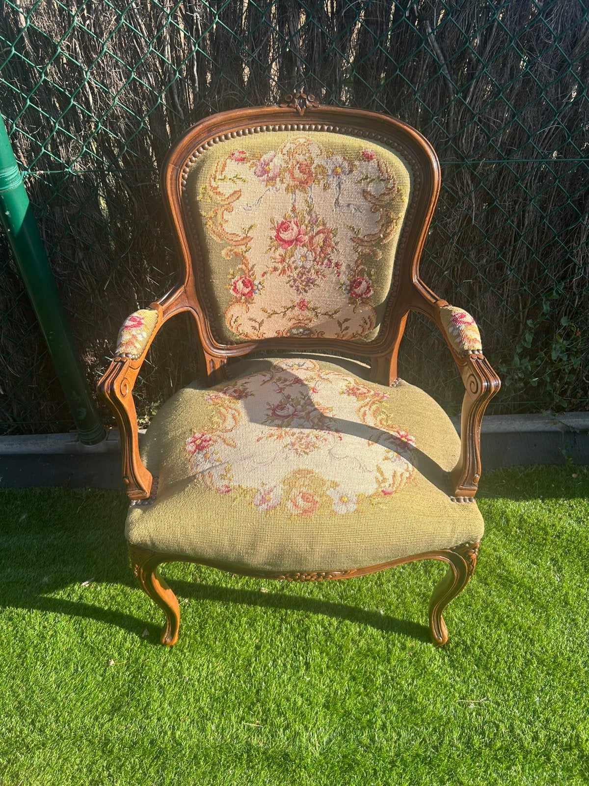 Fauteuil ancien de style Louis XV, Enlèvement