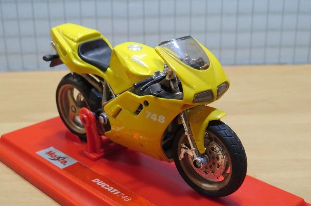 Ducati 748 yellow 1:18, Enlèvement ou Envoi, Neuf, Moteur, Maisto