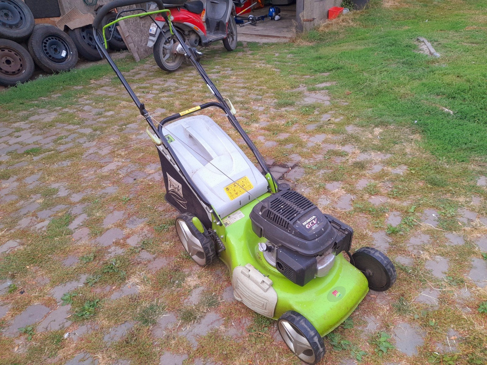 Grote grasmaaier benzine honda 55cm zelftrekker werkt perfec, Tuin en Terras, Grasmaaiers, Ophalen