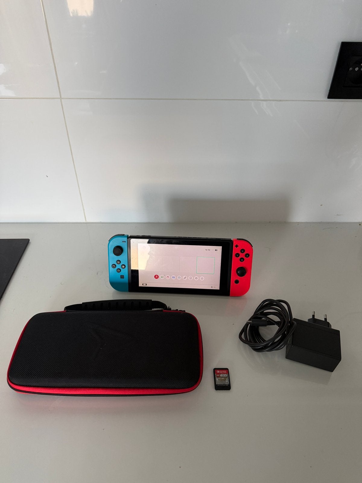 Nintendo switch !, Games en Spelcomputers, Spelcomputers | Nintendo Switch Lite, Ophalen of Verzenden, Zo goed als nieuw