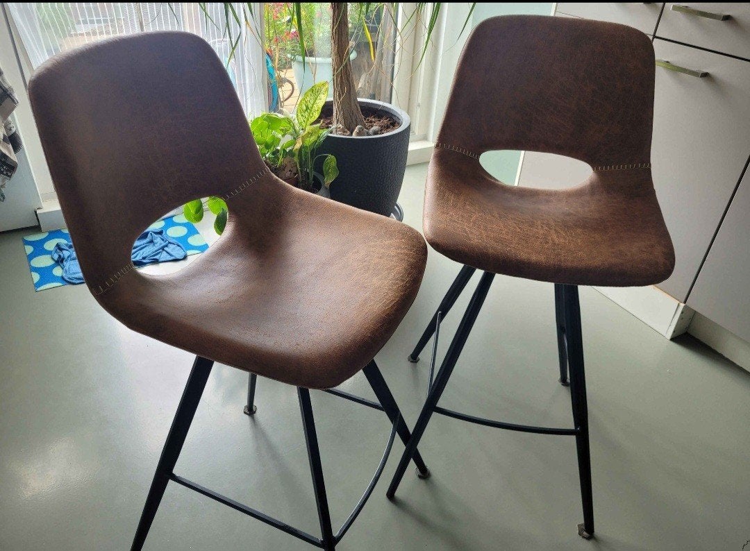 2 cognac kleurige barstoelen, Ophalen