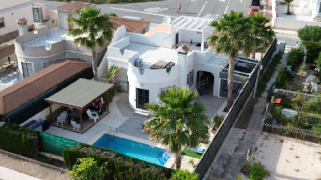 Villa a louer  Torrevieja, Jardin