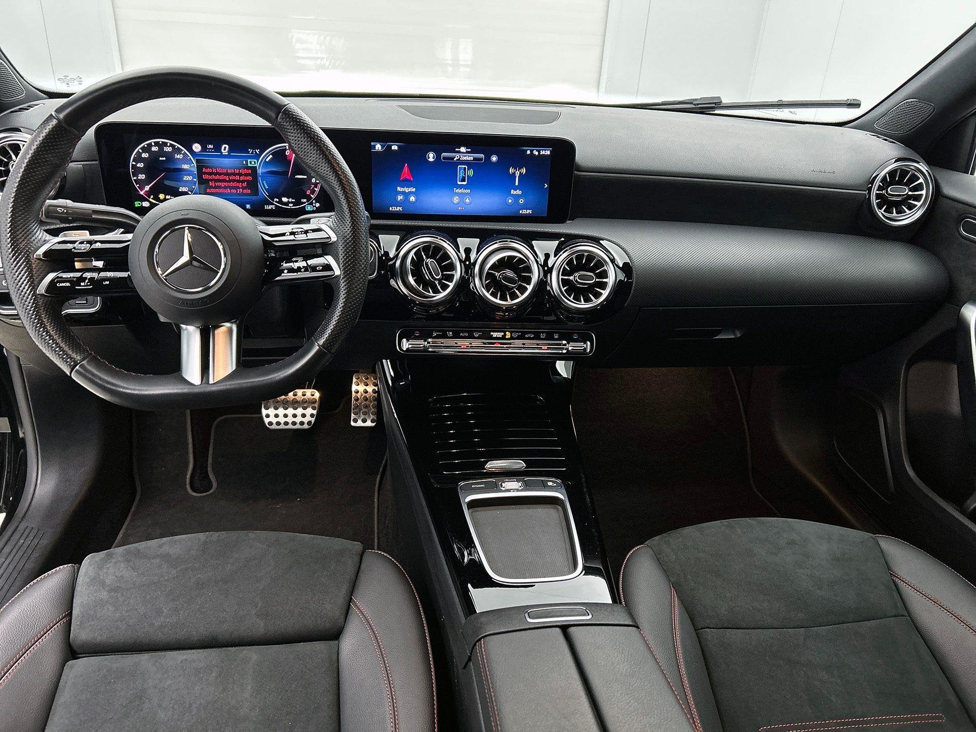 Mercedes-Benz A-klasse 250 e Berline AMG Line | Verwarmde Ze, Auto's, Stof, Gebruikt, 16 kWh, Zwart