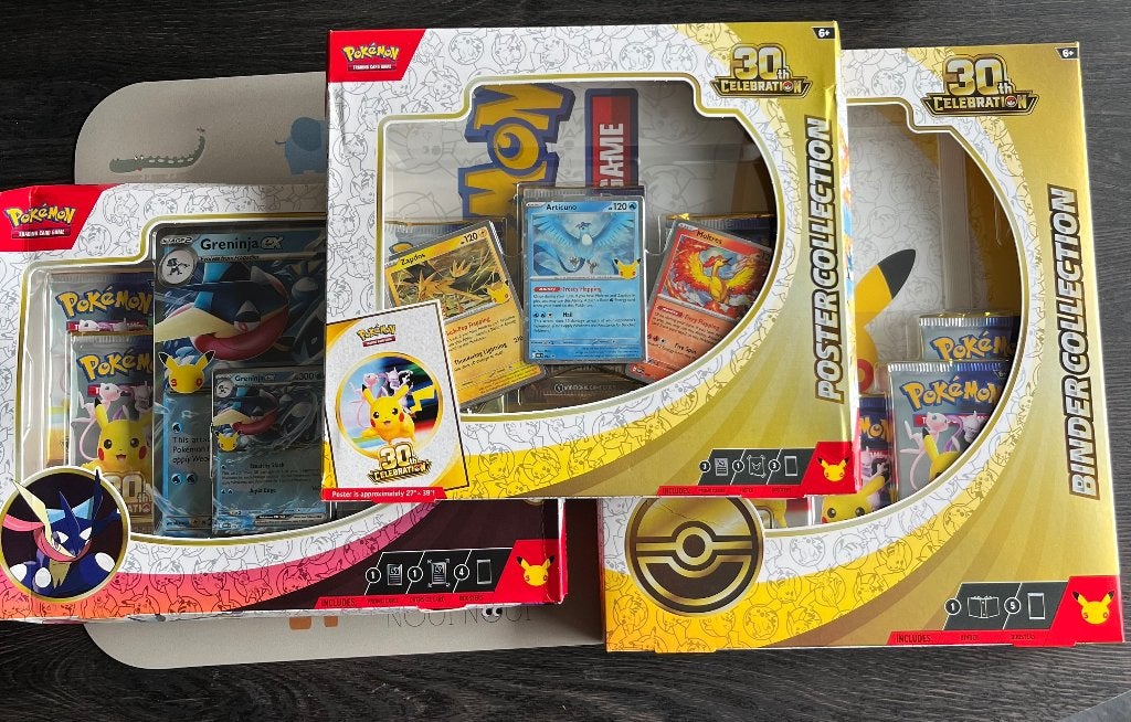 Pokémon 30th damaged product bundel, Ophalen, Zo goed als nieuw, Boosterbox, Foil