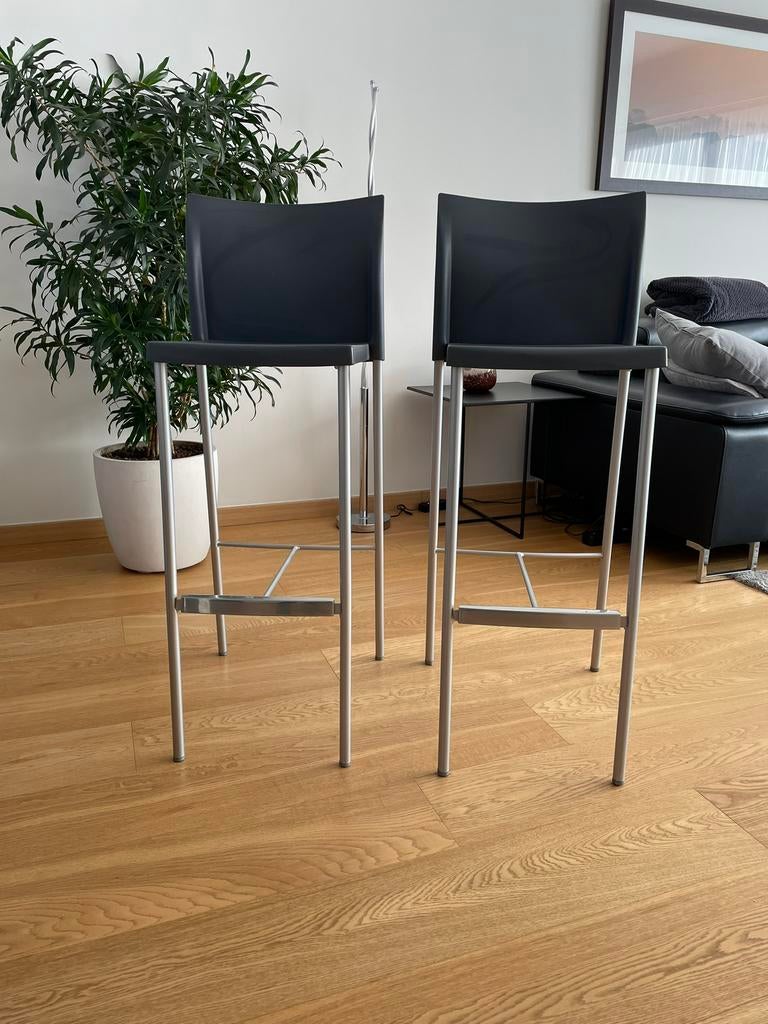 2 moderne barkrukken van Bikini, Huis en Inrichting, Barkrukken, Ophalen, Zo goed als nieuw, Kunststof
