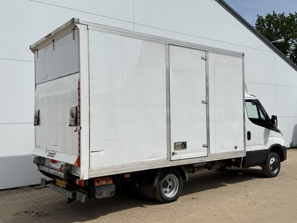 Iveco Daily 35C14 2.3 Automaat Laadklep Airco Cruise Control, Auto's, Bestelwagens en Lichte vracht, Gebruikt, Zwart, Iveco, Wit