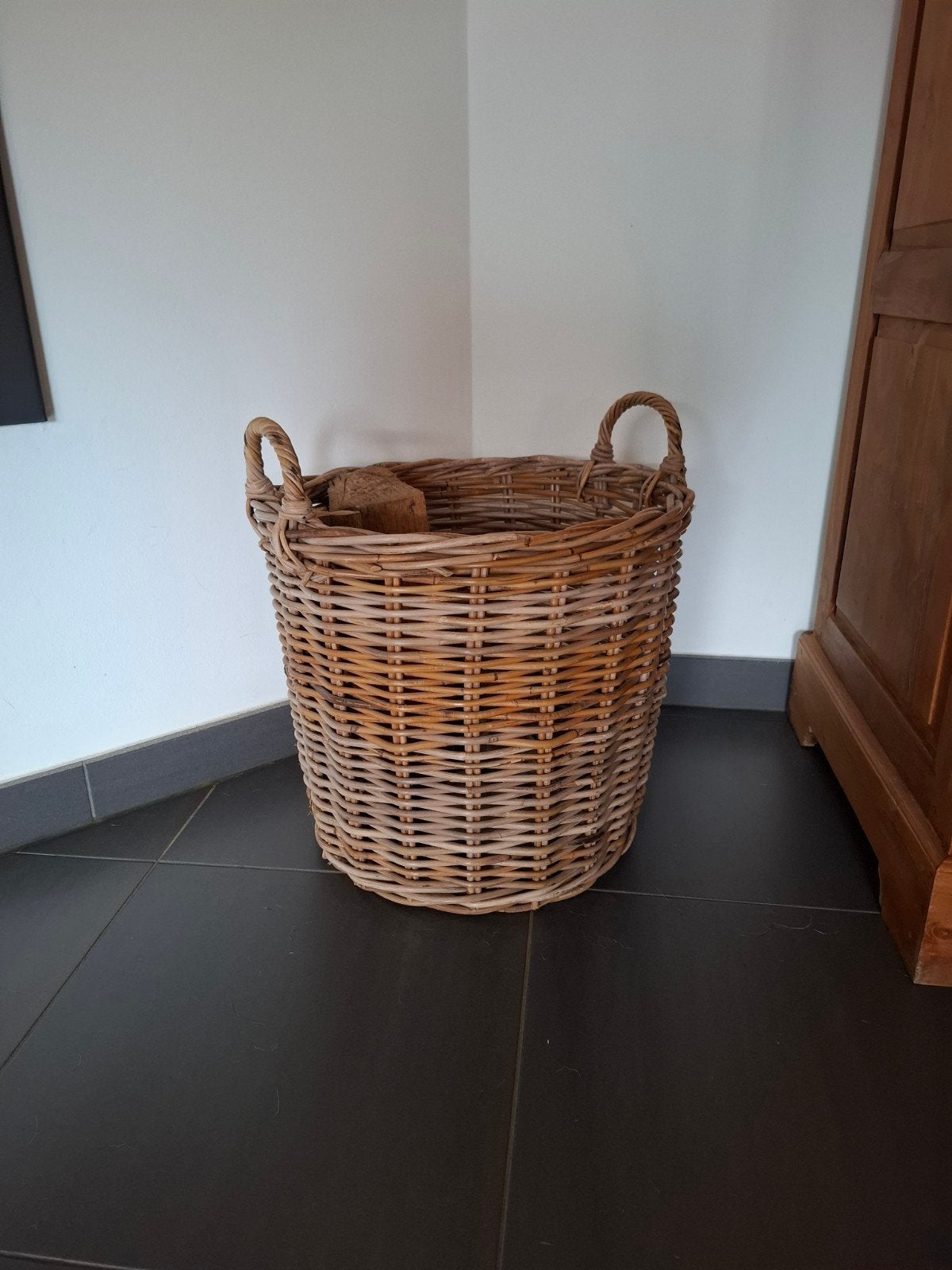 Grote rieten houtmand, Huis en Inrichting, Ophalen, Gebruikt