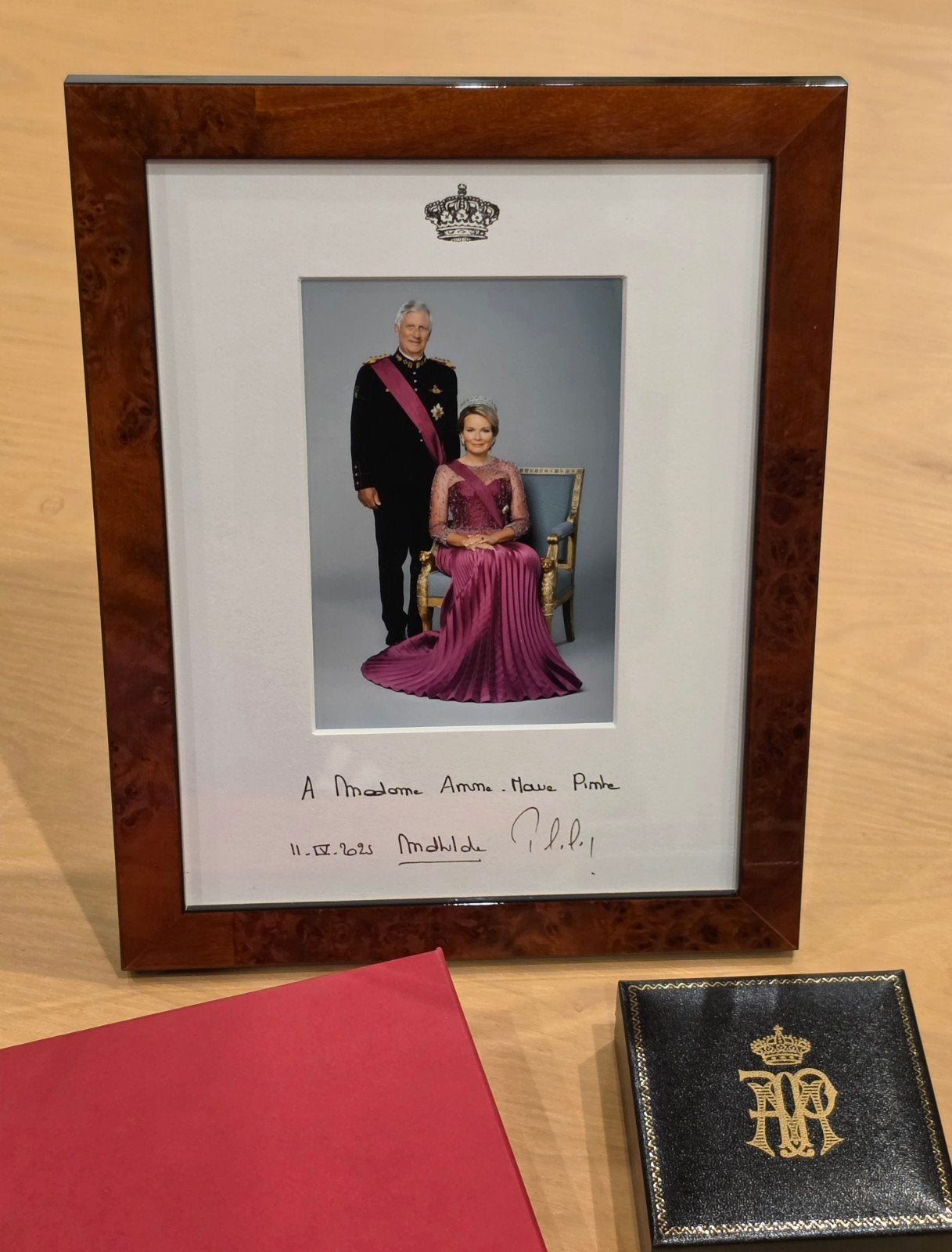 Gesigneerde foto + medaille Koning Filip & koningin Mathilde, Ophalen of Verzenden