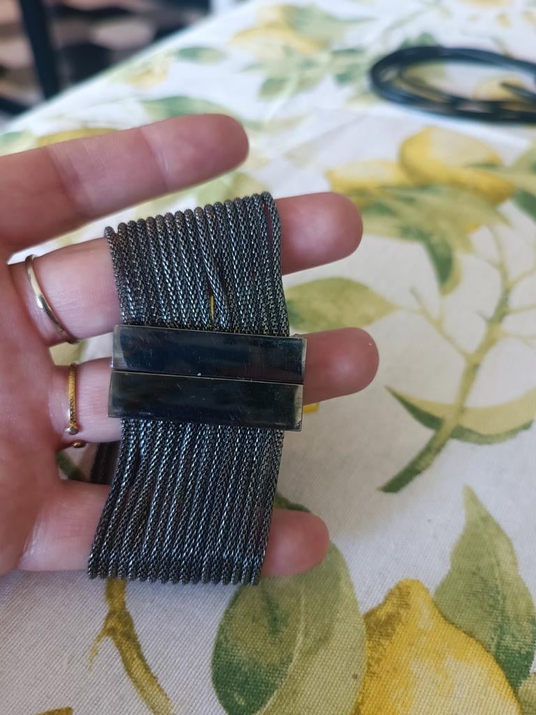 Bracelet Sarah Pacini, Enlèvement