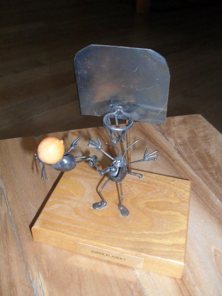 basketbal trofee ,ijzeren mannetjes,beeldje ,super player, Sports & Fitness, Basket, Enlèvement ou Envoi, Utilisé, Autres types