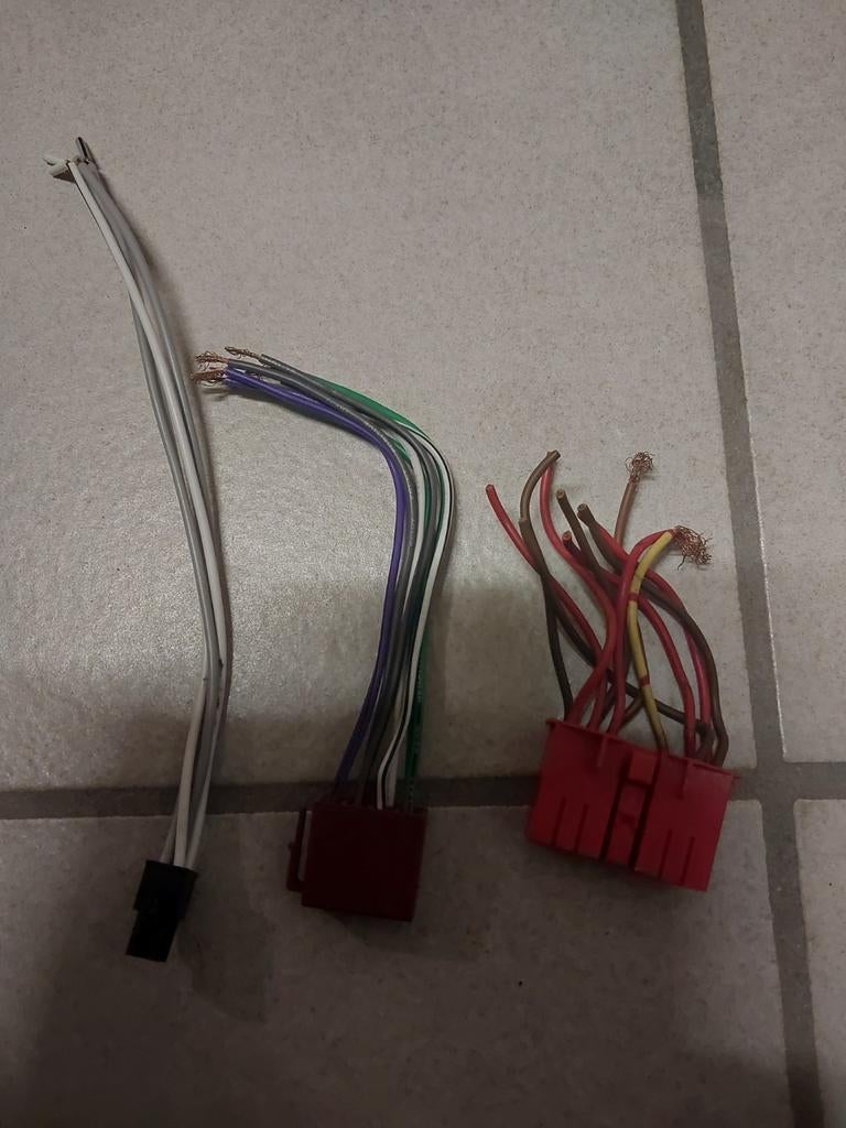Kabels met stekkers autoradio, Auto diversen, Autospeakers, Ophalen of Verzenden, Gebruikt