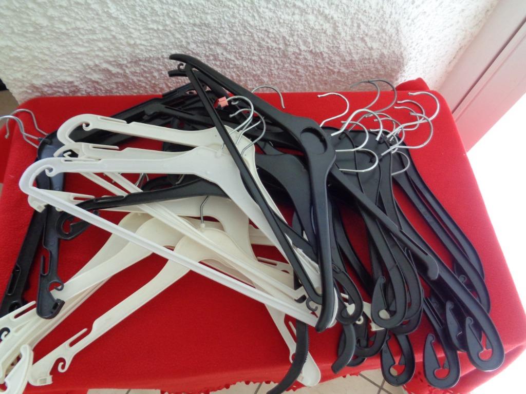 Cintre plastique différents. 30 pièces., Enlèvement ou Envoi, Plastique, Enfants et Adultes
