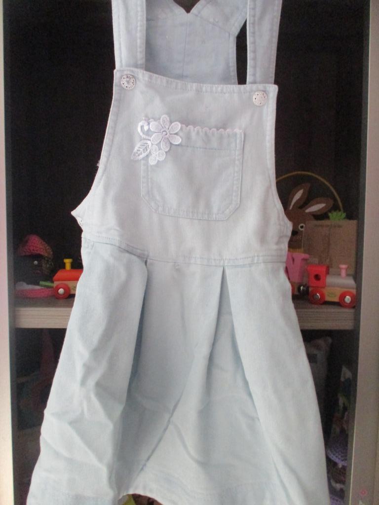 robe tablier en jean à fleurs taille 116, Enfants & Bébés, Vêtements enfant | Taille 116, Comme neuf, Fille, Robe ou Jupe, Enlèvement ou Envoi